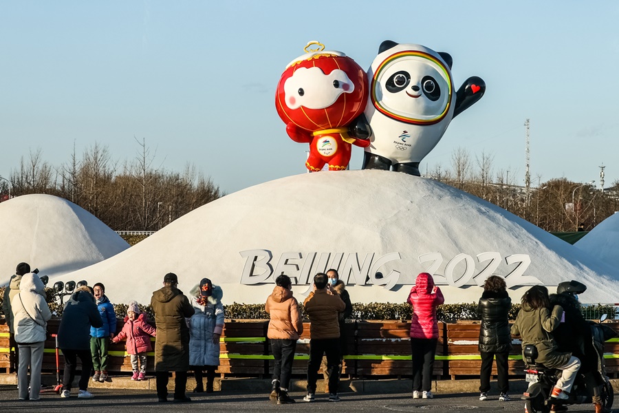 ▲ 2022베이징동계올림픽 마스코트 빙 둔둔(오른쪽), 패럴림픽 마스코트 쉐룽룽과 기념 촬영을 하는 베이징 시민들.ⓒ연합뉴스/TASS
