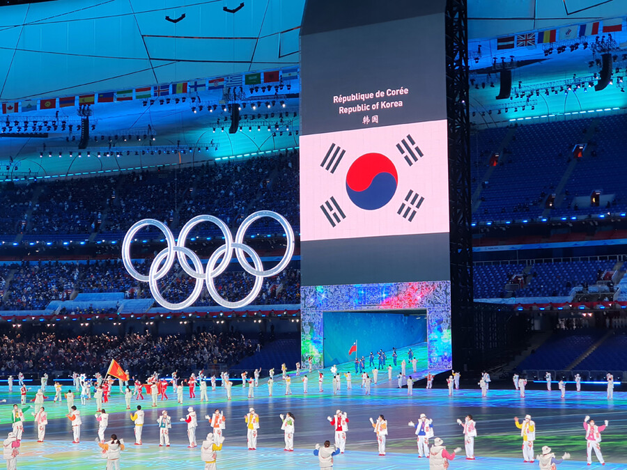 ▲ 한국 선수단이 2022 베이징 동계 올림픽 개회식에 입장할 때 베이징 국립주경기장 전광판에 태극기가 나타나고 있다. ⓒ고봉준 기자