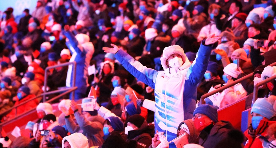 ▲ 중국 관중이 4일 베이징 국립주경기장에서 열린 베이징올림픽 개회식을 관람하고 있다. ⓒ연합뉴스