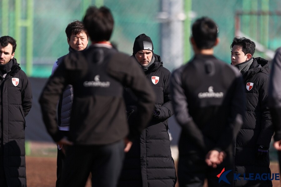 ▲ 페레즈 감독이 2022시즌을 앞둔 동계훈련에서 선수단을 지시하고 있다 ⓒ한국프로축구연맹