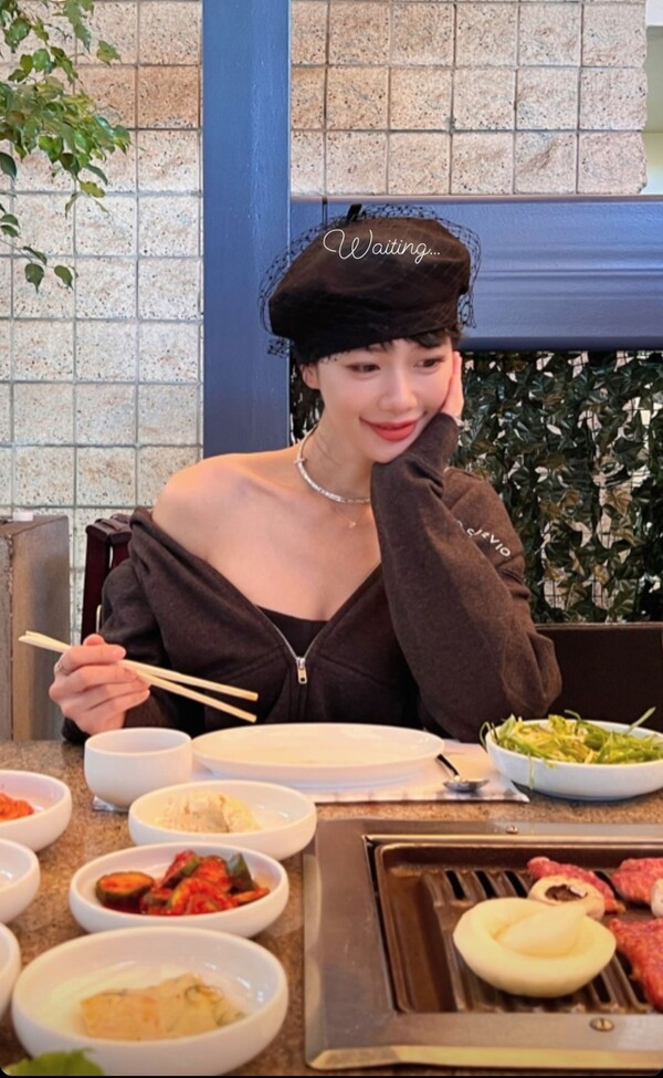 '재미동포♥' 클라라, 고깃집서 어깨는 왜 드러낸거야…시도때도 없는 미모 자랑