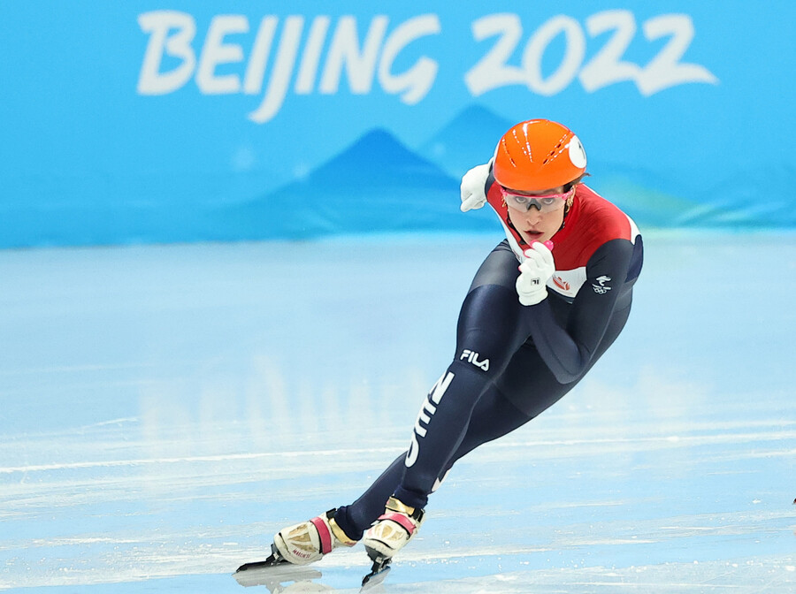 ▲ 2022 베이징 동계올림픽 쇼트트랙 여자 500m 예선이 끝났다. 최민정 홀로 통과해 판커신(사진 위 맨 앞, 중국), 수잔 슐팅(사진 아래, 네덜란드) 등과 겨룬다. ⓒ연합뉴스
