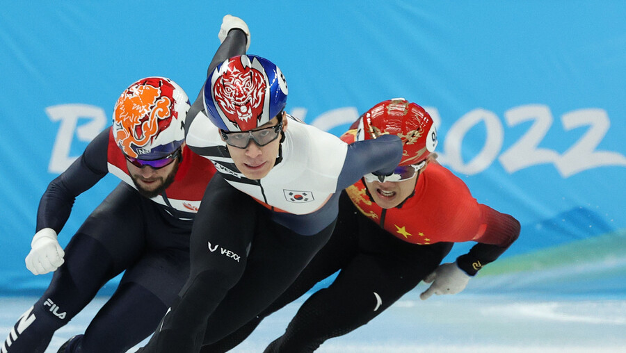 ▲  남자 쇼트트랙 1,000m 예선에서 1위로 치고 나오는 황대헌 ⓒ연합뉴스