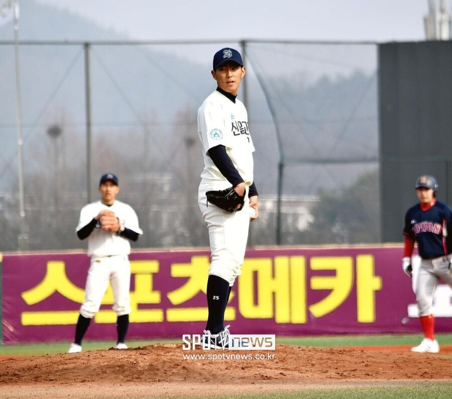 ▲ 신일고 시절 마운드에 선 박건우. 왼쪽 뒤로 당시 유격수를 보던 김휘집(현 키움 히어로즈)이 보인다. 김휘집이 1년을 유급해 박건우는 "휘집이 형"이라고 부른다. ⓒ박건우 제공