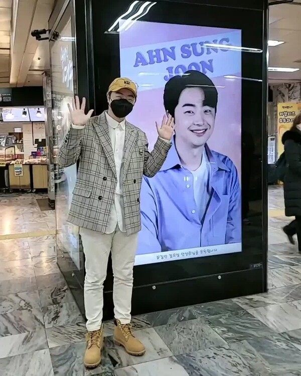 ▲ 안성준이 자신의 얼굴이 들어간 광고판 앞에서 포즈를 취하고 있다. 제공|KDH엔터테인먼트