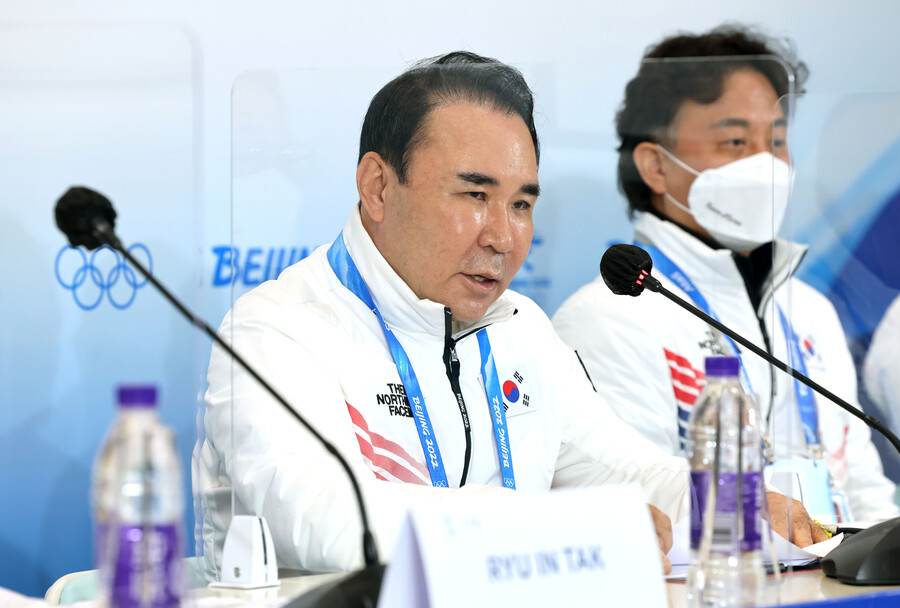 ▲  남자 쇼트트랙 결선 1000m에서는 헝가리가 오심 피해를 봤다(사진 위). 윤홍근 단장은 스포츠중재재판소(CAS) 제소를 예고했다. ⓒ연합뉴스