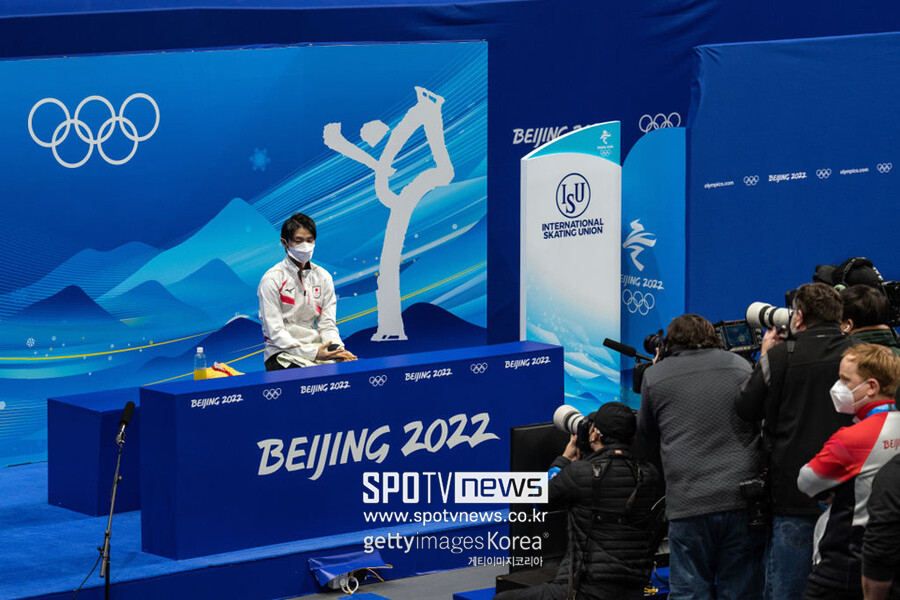 ▲ 2022베이징동계올림픽 피겨 스케이팅 남자 싱글 쇼트프로그램을 마친 뒤 수많은 취재진 앞에 선 하뉴 유즈루