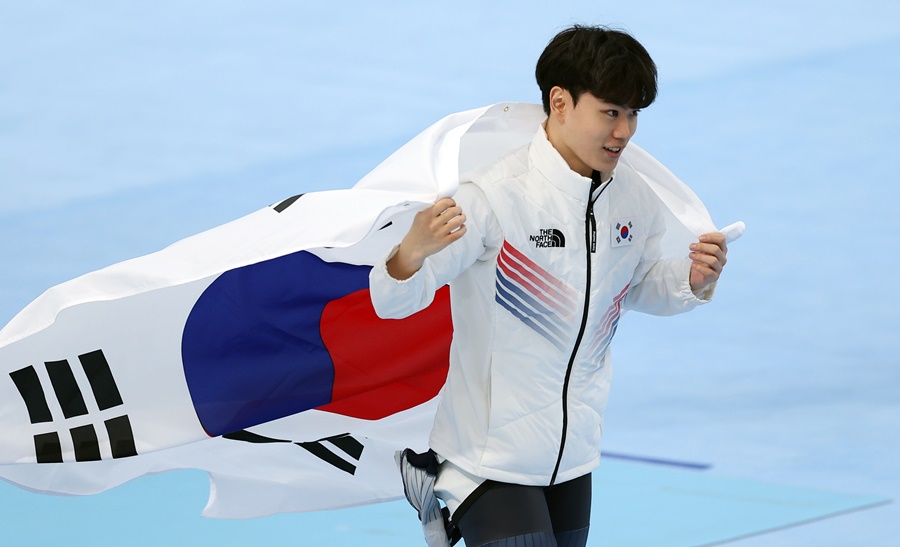 ▲ 동메달 획득 후 태극기를 든 김민석 ⓒ 연합뉴스