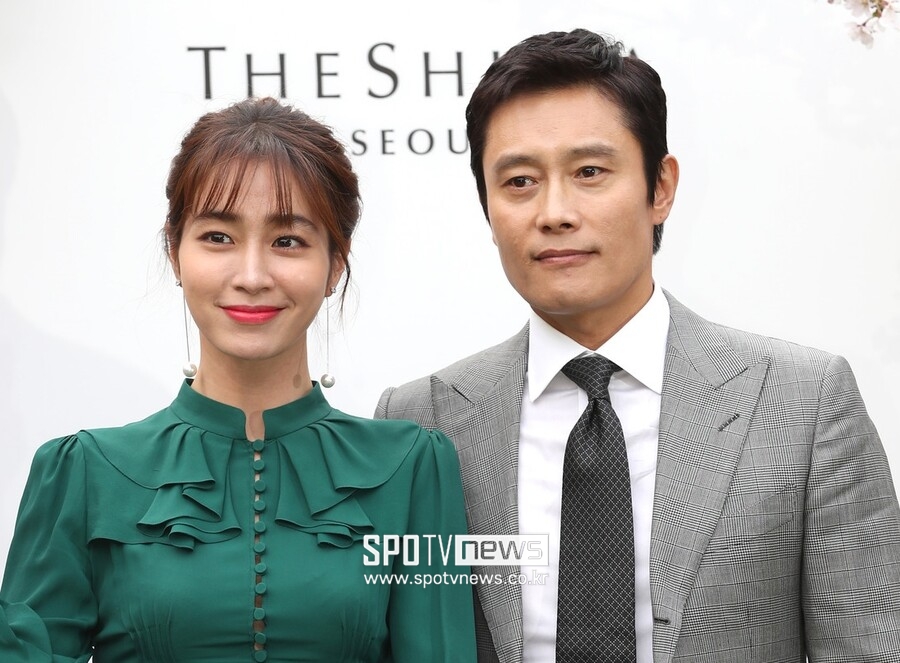[단독]이병헌♥이민정 부부, 코로나19 확진 "3차 접종완료…자가격리"(종합)