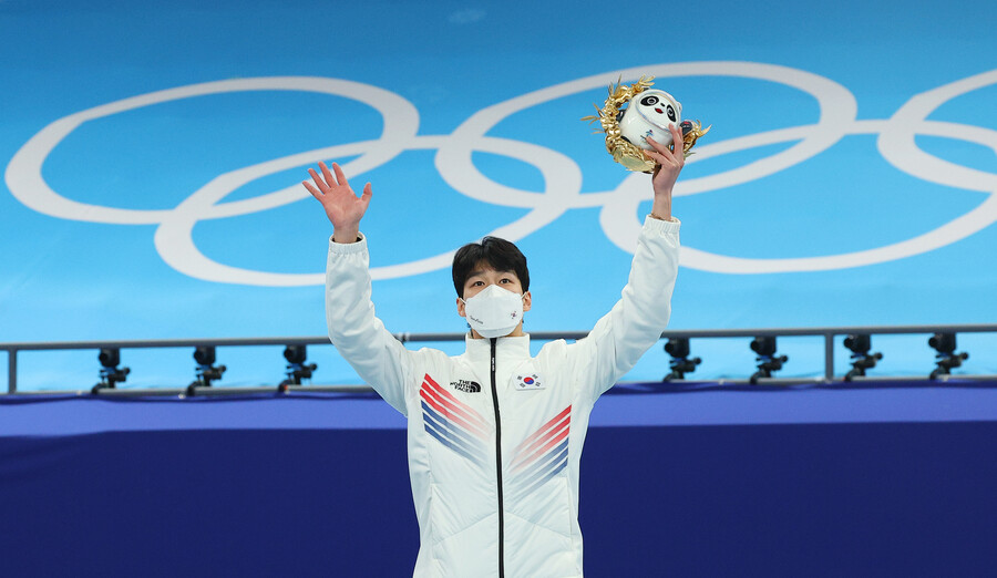 ▲ 2022 베이징동계올림픽 쇼트트랙 남자 1500m 금메달을 획득한 황대헌, 이준서-박장혁과 기쁨을 함께ㅐ 나눴다. ⓒ연합뉴스