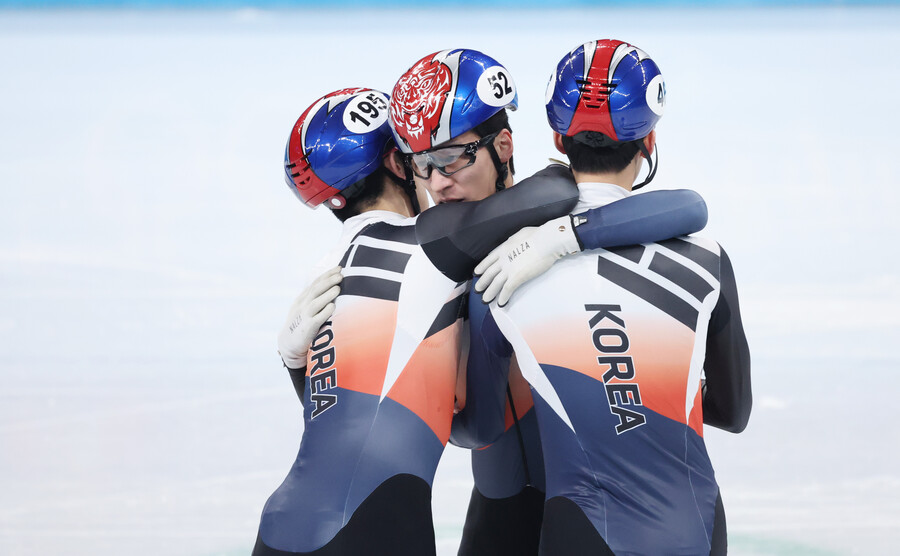 ▲ 2022 베이징동계올림픽 쇼트트랙 남자 1500m 금메달을 획득한 황대헌, 이준서-박장혁과 기쁨을 함께ㅐ 나눴다. ⓒ연합뉴스