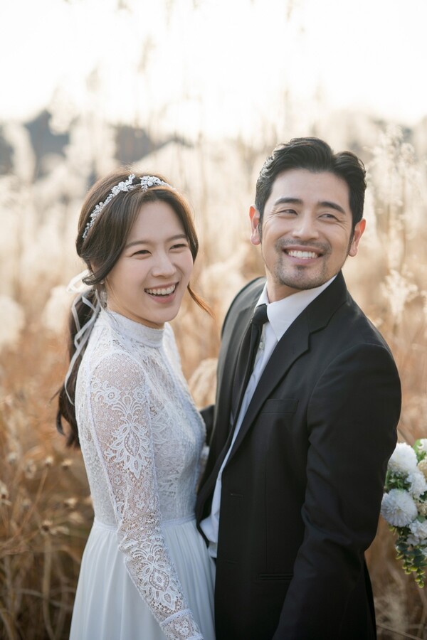 ▲ 19일 결혼하는 한일규(오른쪽)와 예비 신부. 제공|가족엔터테인먼트