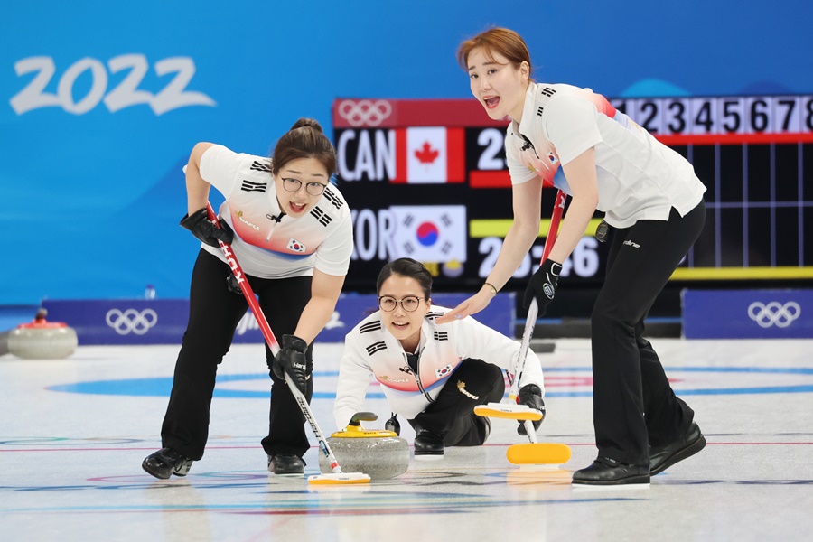 [베이징 NOW]아쉬운 실수 '팀 킴'…캐나다전 접전 끝 7-12 패배