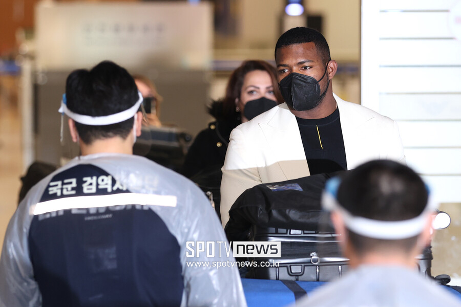 ▲ 한국에 도착한 푸이그 뒤로 카르넷이 보인다. ⓒ 곽혜미 기자