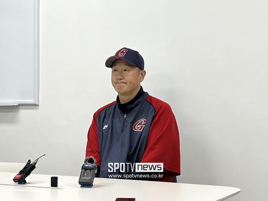 12일 상동야구장에서 인터뷰에 임한 롯데 자이언츠 내야수 이대호. ⓒ상동, 고유라 기자 