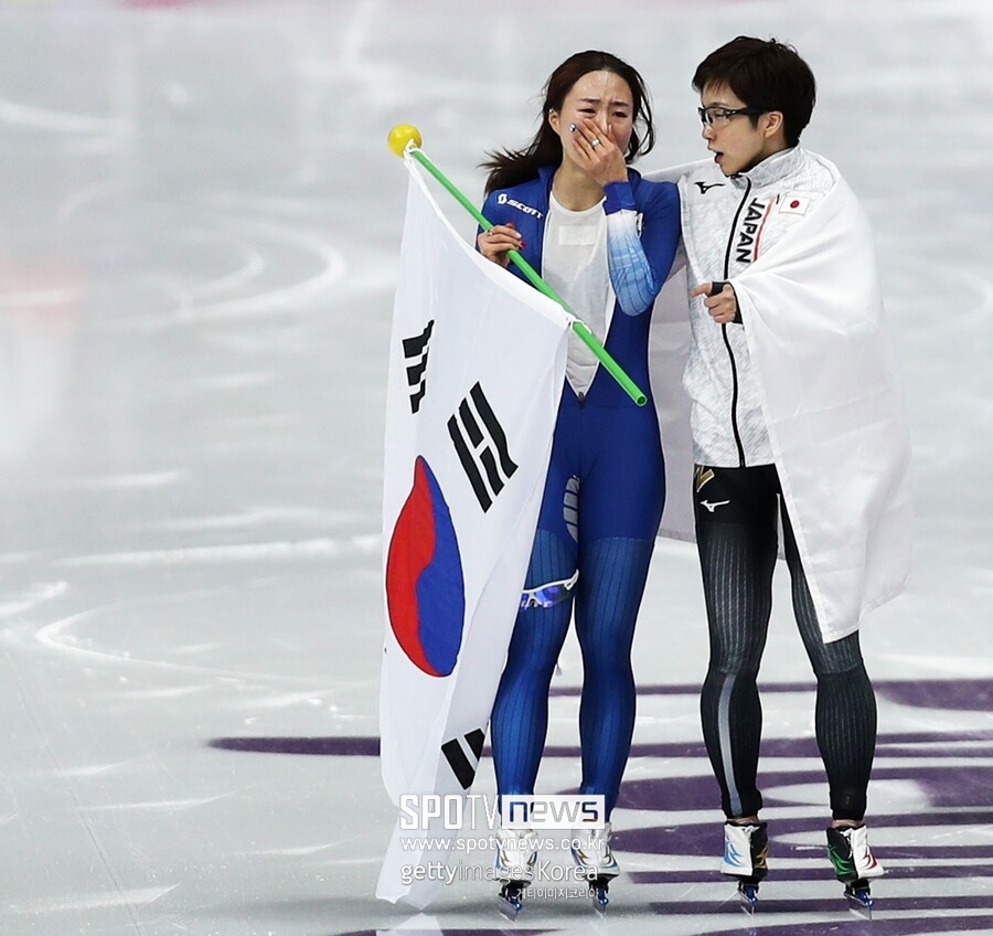 ▲ 이상화(왼쪽)와 고다이라 나오가 2018평창동계올림픽 스피드스케이팅 여자 500m 경기를 마친 뒤 서로 감격을 나누고 있다.