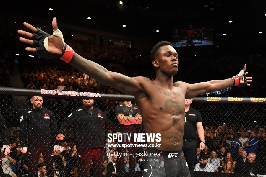 UFC 챔피언 아데산야 휘태커에게 판정승…미들급 10전 전승