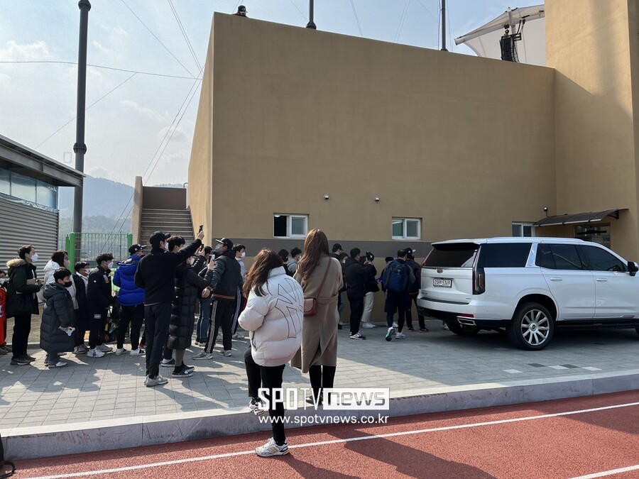 ▲ 류현진을 보기 위해 긴 줄을 선 거제의 야구팬들. ⓒ거제, 고유라 기자