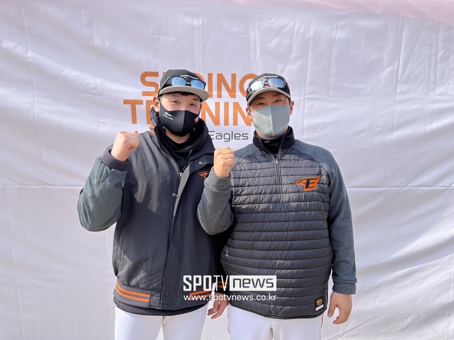 ▲ 사진을 위해 포즈를 취한 한화 타격코치들. 박윤(왼쪽)-김남형 코치. ⓒ거제, 고유라 기자