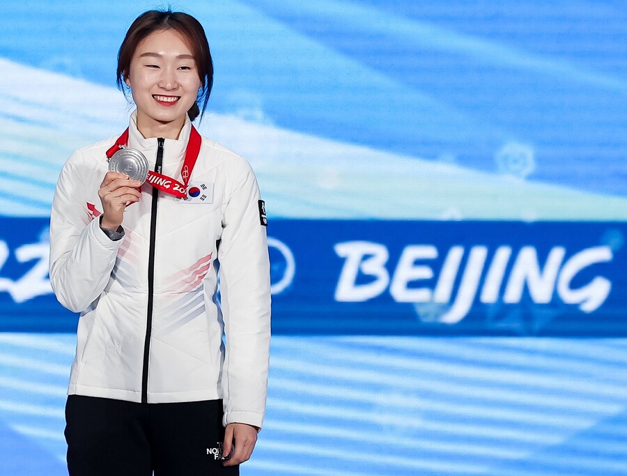 ▲ 최민정이 12일 쇼트트랙 여자 1000m 은메달을 들어보이며 미소를 짓고 있다. ⓒ연합뉴스