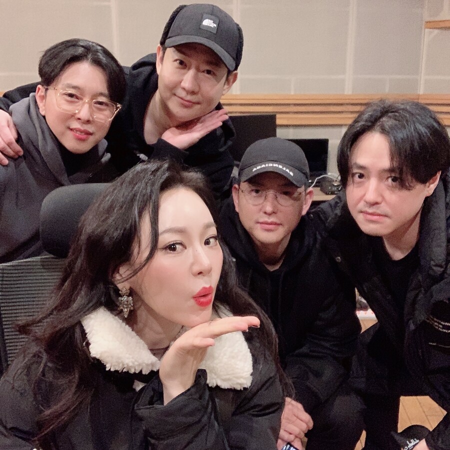▲ NRG 천명훈, 문성훈, 노유민과 리사. 제공| 더블앤