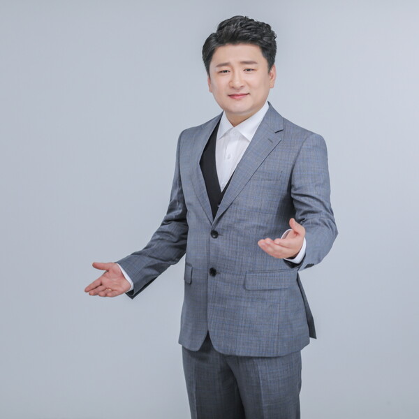▲ 14일 방송되는 '가요무대'에서 '가슴 아프게' 무대를 선사하는 현진우. 제공|KDH엔터테인먼트
