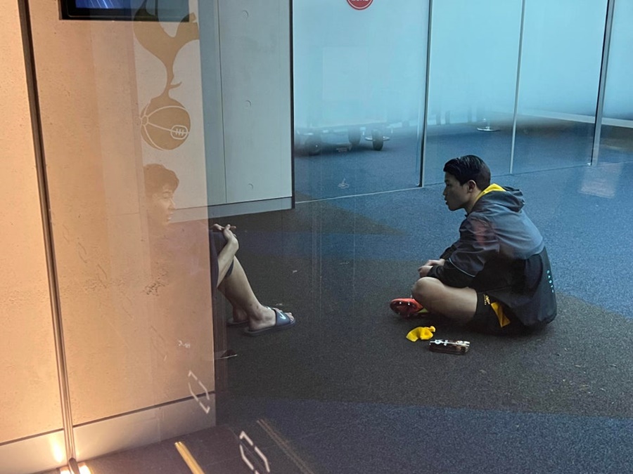 ▲ 14일(한국시간) 경기 후 손흥민과 황희찬이 터널에서 만났다. ⓒ레딧 캡처