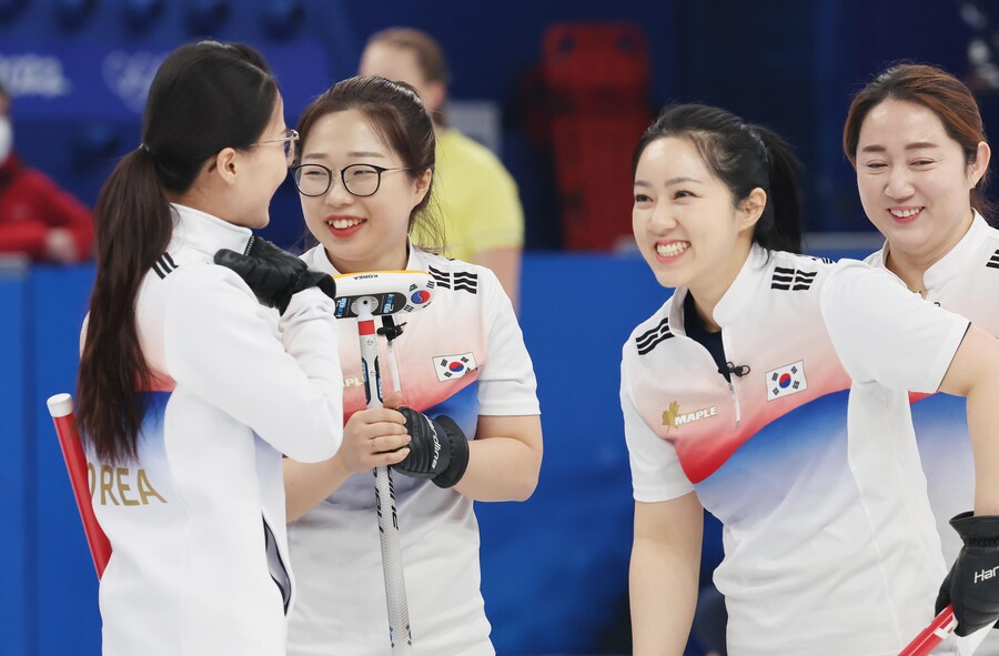 [베이징 NOW] '스틸만 3개' 한국 女 컬링, 숙적 일본 완파…4강 불씨 살렸다