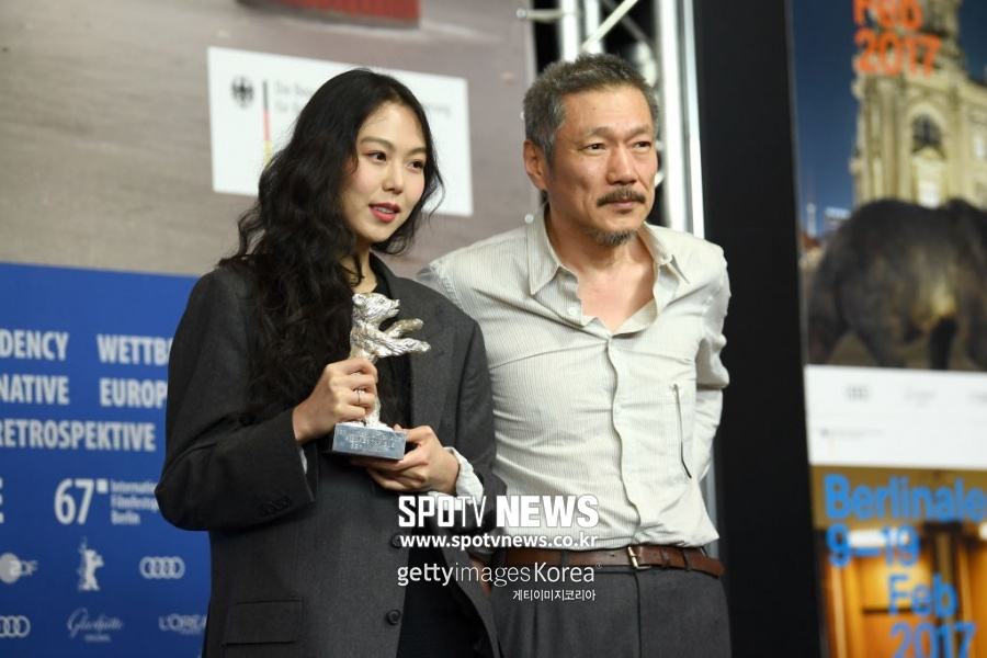 ▲ 2017년 베를린영화제 여우주연상을 수상한 김민희(왼쪽)과 홍상수 감독. ⓒ게티이미지