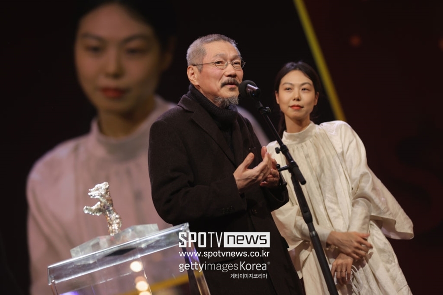 ▲ 제72회 베를린국제영화제에서 심사위원대상(은곰상)을 수상한 홍상수 감독과 김민희. ⓒ게티이미지​​