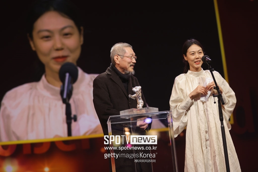 ▲ 제72회 베를린국제영화제에서 심사위원대상(은곰상)을 수상한 홍상수 감독과 김민희. ⓒ게티이미지​​