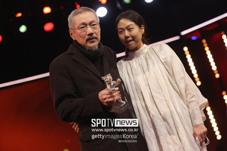 ▲  제72회 베를린국제영화제에서 심사위원대상(은곰상)을 수상한 홍상수 감독과 김민희. ⓒ게티이미지​​