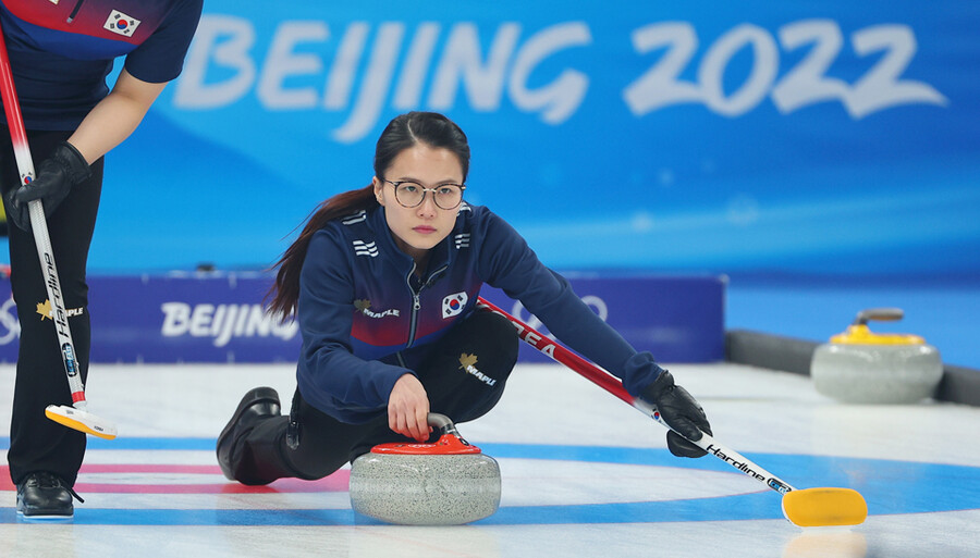 ▲ '팀 킴'의 스킵 김은정이 2022베이징동계올림픽 여자 컬링 예선 8차전 덴마크와 경기서 투구하고 있다. ⓒ연합뉴스