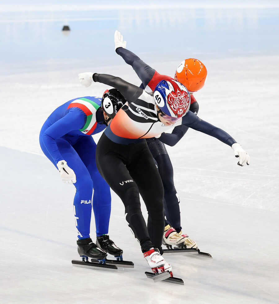▲  여자 쇼트트랙 1500m 결선에서 1위로 결승선을 통과하는 최민정 ⓒ연합뉴스