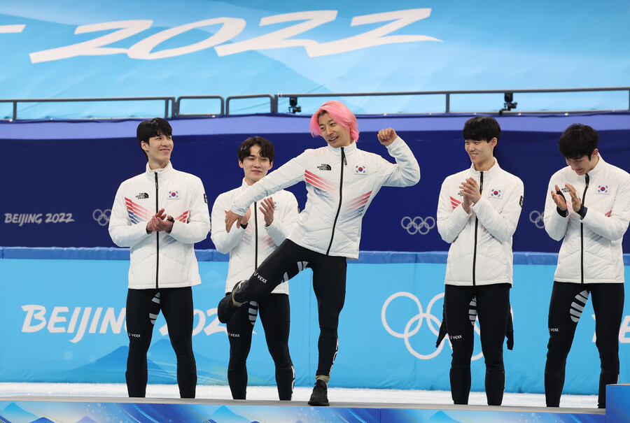 ▲ 16일 중국 베이징 캐피털인도어스타디움에서 열린 2022베이징동계올림픽 쇼트트랙 남자 5000m 계주 결승에서 은메달을 획득한 한국 남자 쇼트트랙 대표팀의 곽윤기(앞줄)가 시상대에 오르며 세리머니를 하고 있다. ⓒ 연합뉴스