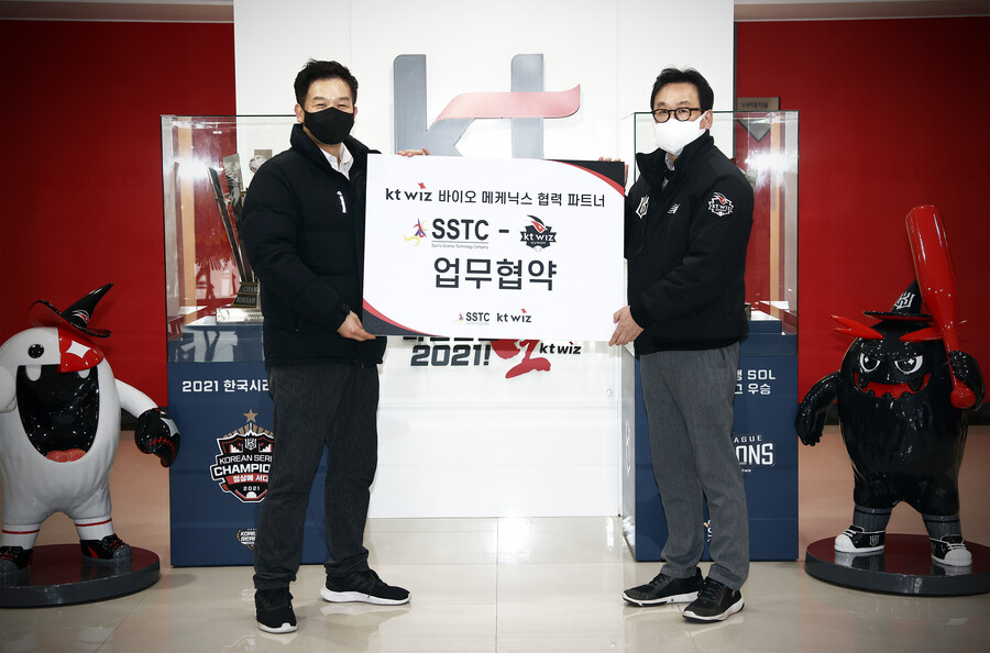 ▲ 나도현 kt wiz 단장(오른쪽)과 조준행 SSTC 대표가 업무 협약을 체결하고 기념 촬영을 하고 있다. ⓒ kt 위즈