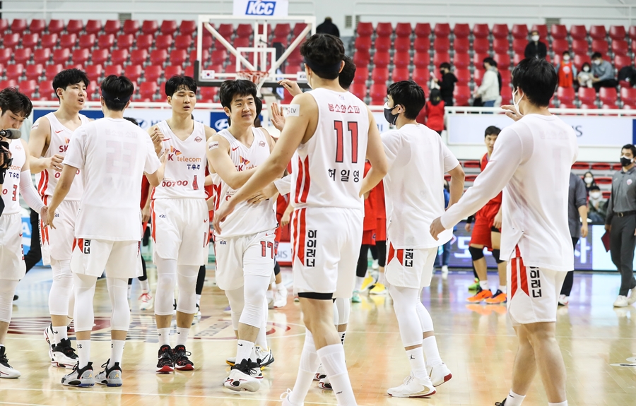 ▲ 서울 SK 선수단 ⓒKBL