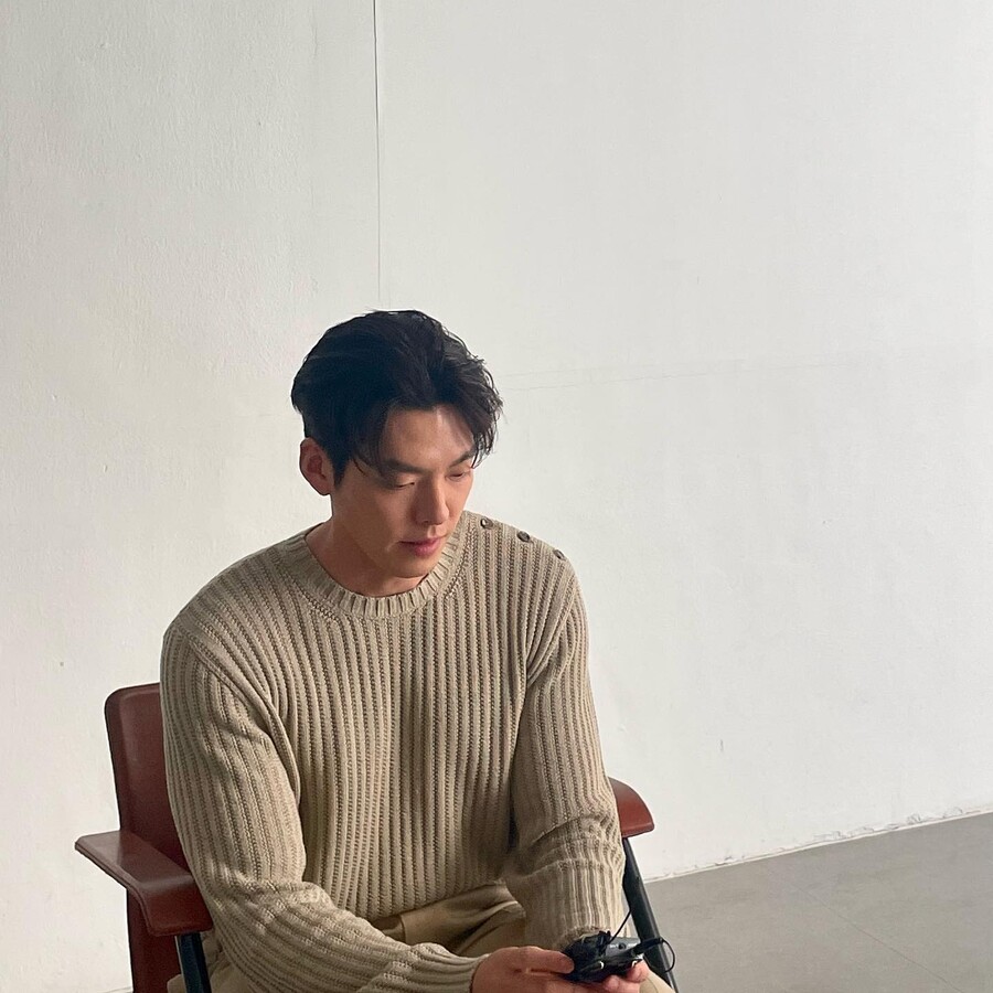 '신민아♥' 김우빈, 앉아만 있어도 화보네…시선 강탈 태평양 어깨