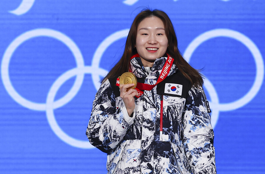 ▲ 쇼트트랙 여자 1500m에서 금메달을 손에 넣은 최민정이 17일 메달 플라자 시상식에서 금메달을 목에 걸고 환하게 웃고 있다. ⓒ연합뉴스