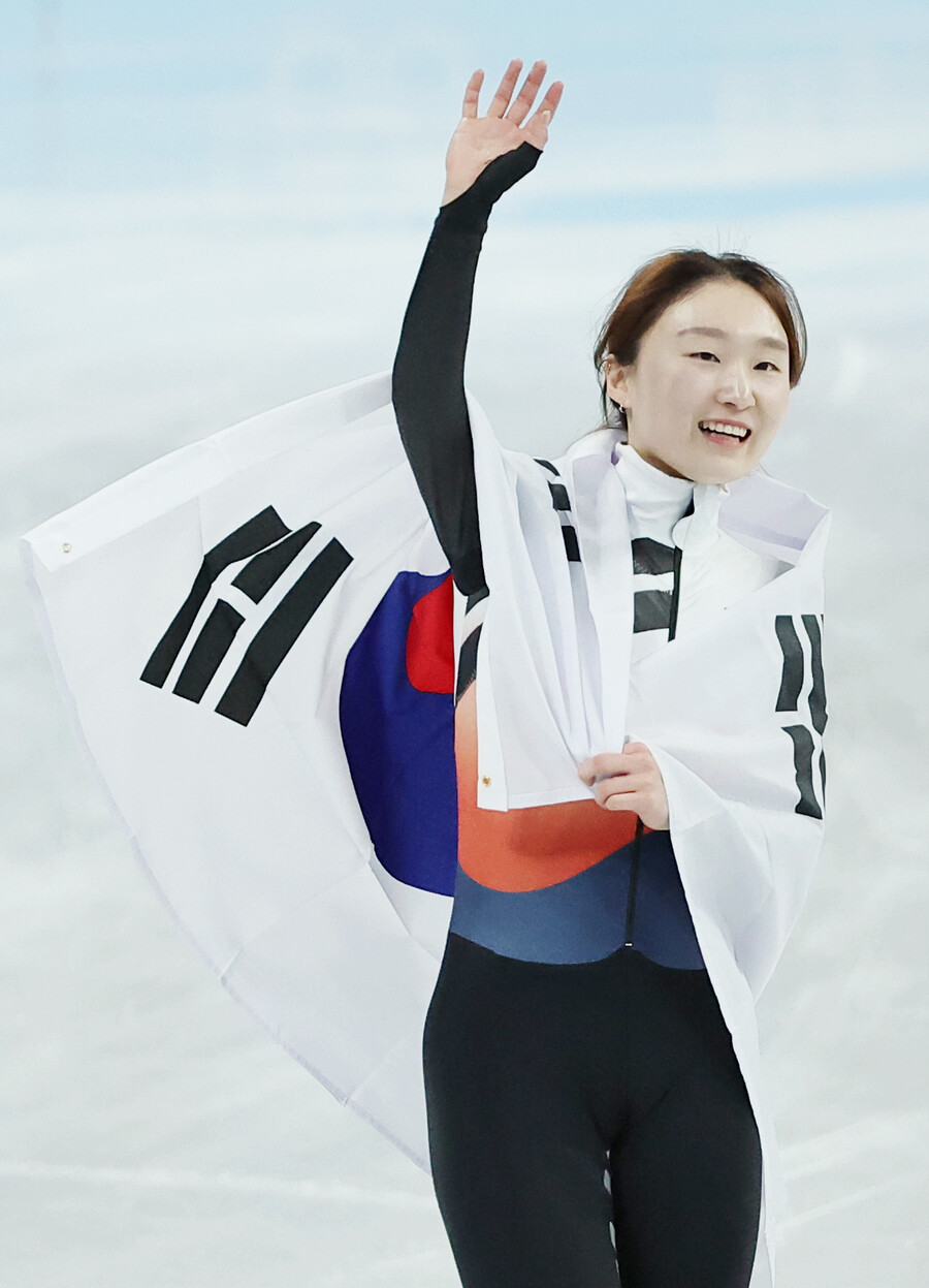 ▲ 태극기를 두르고 링크를 돌며 웃는 최민정 ⓒ연합뉴스