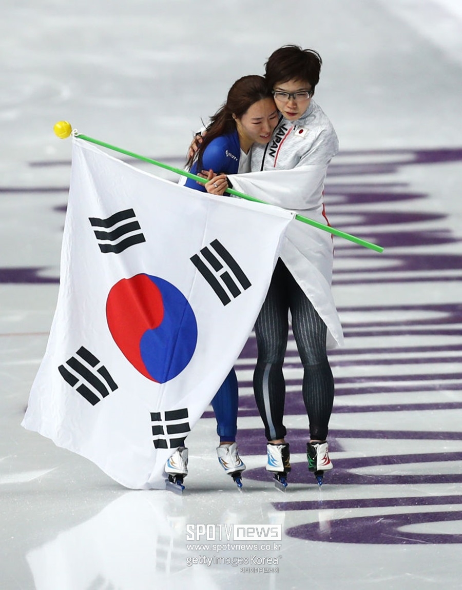 ▲ 2018평창동계올림픽 스피드스케이팅 여자 500m 경기가 끝난 뒤 서로를 안는 이상화(왼쪽), 고다이라 나오.