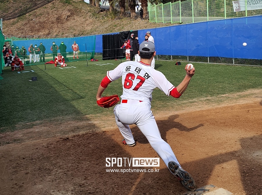 ▲ SSG 1차지명 잠수함 투수 윤태현이 17일 제주도 서귀포의 강창학야구장에서 불펜피칭을 하고 있다. 공을 받아주는 포수는 인천고 16년 선배로 2006년 1차지명을 받은 이재원. ⓒ서귀포, 이재국기자