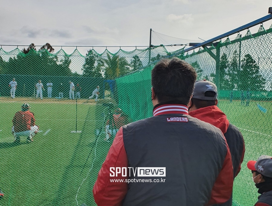 ▲ SSG 랜더스 류선규 단장(맨 뒤)과 코치, 전력분석 스태프들이 최첨단 데이터 장비와 영상 장비들을 설치한 뒤 윤태현의 불펜피칭을 체크하고 있다. ⓒ서귀포, 이재국 기자