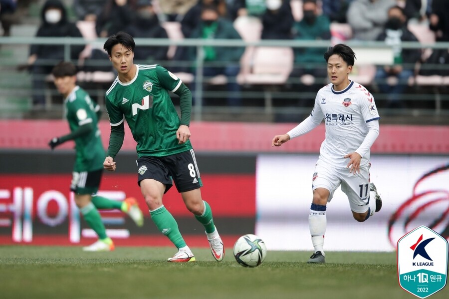 ▲ 백승호(전북현대)와 이승우(수원FC) ⓒ한국프로축구연맹