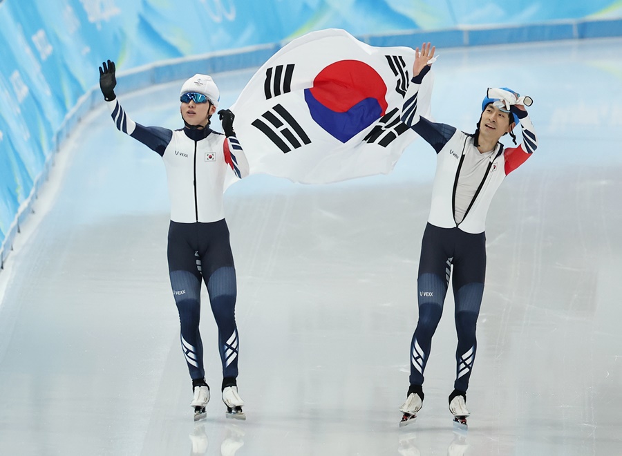 ▲ 태극기를 들고 환호하는 정재원과 이승훈(왼쪽부터) ⓒ 연합뉴스
