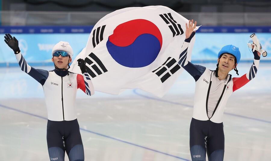 ▲ 정재원(왼쪽)과 이승훈이 19일 중국 베이징 국립스피드스케이팅오벌에서 열린 베이징올림픽 스피드스케이팅 남자 매스스타트 결선에서 각각 은메달과 동메달을 차지한 뒤 태극기를 들어보이고 있다. ⓒ연합뉴스