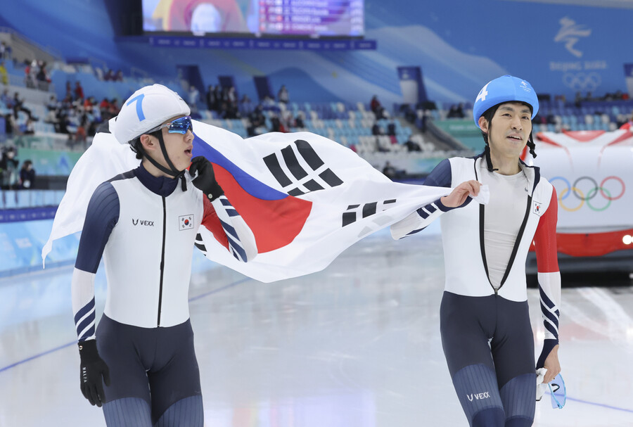 ▲  2022 베이징동계올림픽 스피드스케이팅 매스스타트에서 은, 동메달을 따낸 정재원과 이승훈(왼쪽부터). 이승훈은 동메달도 감사하다는 반응을 보였다. ⓒ연합뉴스
