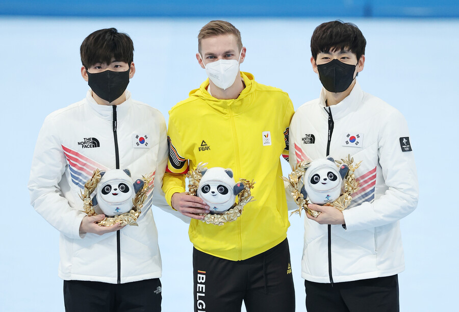 ▲  2022 베이징동계올림픽 스피드스케이팅 매스스타트에서 은, 동메달을 따낸 정재원과 이승훈(왼쪽부터). 이승훈은 동메달도 감사하다는 반응을 보였다. ⓒ연합뉴스