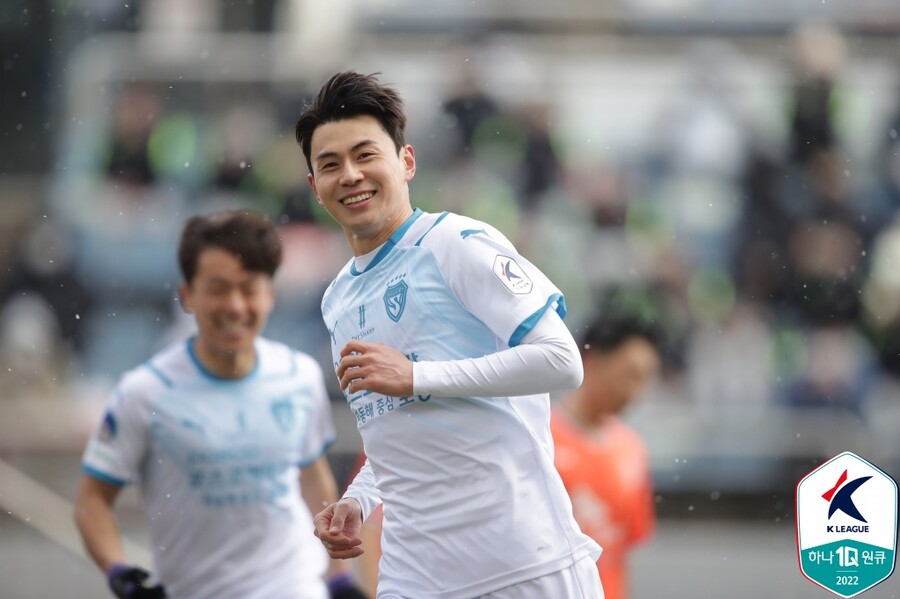 [현장 REVIEW] ‘다크호스는 나’ 포항, 제주 3-0 완파... ‘허용준 2골’