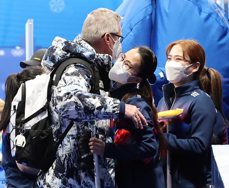 ▲ 팀 킴이 17일 2022베이징동계올림픽 컬링 여자 예선 스웨덴전을 마친 뒤 서로 포옹하고 있다. ⓒ연합뉴스
